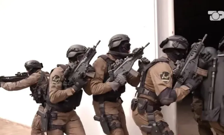 Ushtrimi alla ‘Maduro’ i forcave RENEA, komandanti tregon stërvitjen e efektivëve, zbritjen nga Kulla dhe…