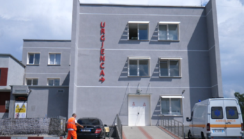 Vajza denoncon mjeket në spitalin e Elbasanit: Nëna ime humbi jetën nga pakujdesia!