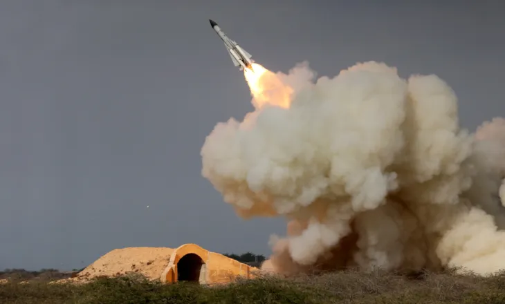 Valë e re sulmesh iraniane me raketa dhe dronë në vendet e Gjirit, 2 të vdekur në Kuvajt