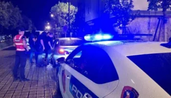 Valixhja me vegla ndërtimi alarmon policinë e Tiranës, ishte harruar në rrugë nga disa punonjës