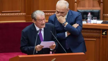 Vangjeli: Neni Basha nuk vlen për Berishën, dy partitë e mëdha vuajnë nga një simetri dëshpëruese