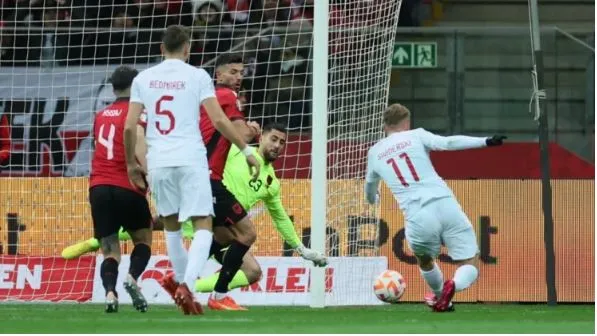 Vendasit favoritë edhe me mungesa, çfarë parashikojnë bastet për “finalen” Poloni-Shqipëri