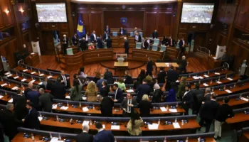 Vendimi i ‘Kushtetueses’ në Kosovë: Avantazhe për disa, zgjidhje për askënd