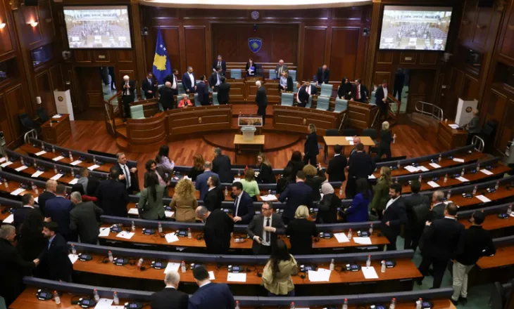 Vendimi i ‘Kushtetueses’ në Kosovë: Avantazhe për disa, zgjidhje për askënd