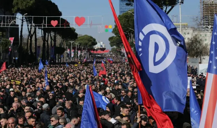 Vendoset sot për imunitetin e Ballukut, PD protestë para dhe brenda Kuvendit, skenarët që priten të ndodhin