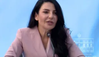 ‘Veprat ngelen, fjalët i merr era’/ Për çfarë flet Balluku – Rrugët e shembura, tunelet e çara apo korrupsionin