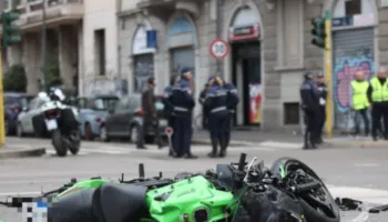 Video/ Aksident i rëndë në Milano, të rinjtë që udhëtonin me motor përplasen me taksinë, ndërrojnë jetë në vendngjarje