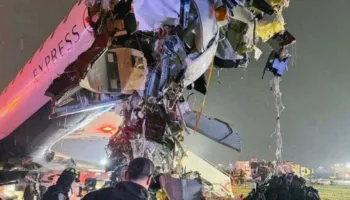 Video/ Aksidenti tragjik në aeroportin e Nju Jorkut, momenti kur avioni përplaset me zjarrfikësen gjatë uljes