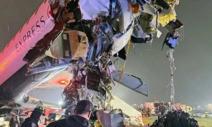 Video/ Aksidenti tragjik në aeroportin e Nju Jorkut, momenti kur avioni përplaset me zjarrfikësen gjatë uljes