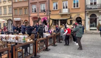 VIDEO/ Atmosferë elektrizuese në Poloni, tifozët kuqezi “ndezin” Varshavën