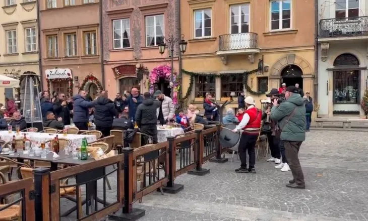 VIDEO/ Atmosferë elektrizuese në Poloni, tifozët kuqezi “ndezin” Varshavën