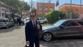 VIDEO/ Avokati i Metës ngatërron hyrjen në SPAK: Uroni presidentin se ka datëlindjen sot!