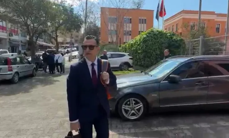 VIDEO/ Avokati i Metës ngatërron hyrjen në SPAK: Uroni presidentin se ka datëlindjen sot!