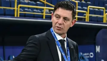 Video/ Çmenduri në Carrara: Përcaktuesi i arbitrave në futbollin italian, Rocchi, sulmohet nga tifozët dhe shoqërohet nga policia