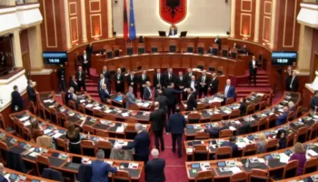 VIDEO/ Deputetët e PD nxjerrin nga salla Taulant Ballën, fyeu rëndë deputeten Albana Vokshi