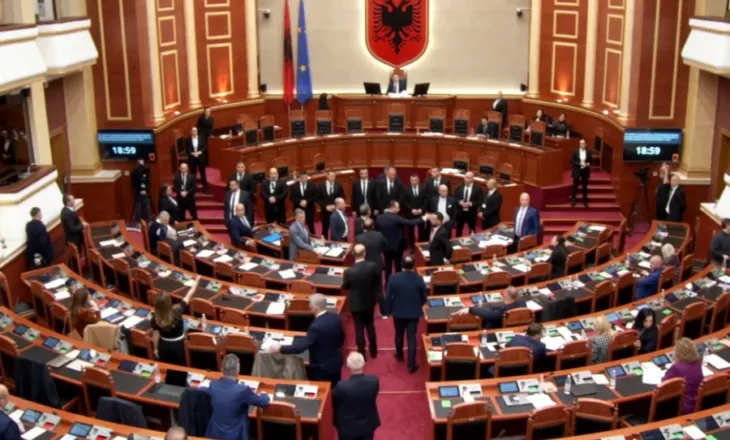 VIDEO/ Deputetët e PD nxjerrin nga salla Taulant Ballën, fyeu rëndë deputeten Albana Vokshi