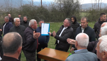 VIDEO / Dhënia e tokave në Gjoricë, përplasje mes banorëve dhe përfaqësuesve të Bashkisë
