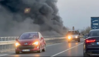 VIDEO/ Digjen mbetjet në Milot, autostrada mbushet me tym të zi