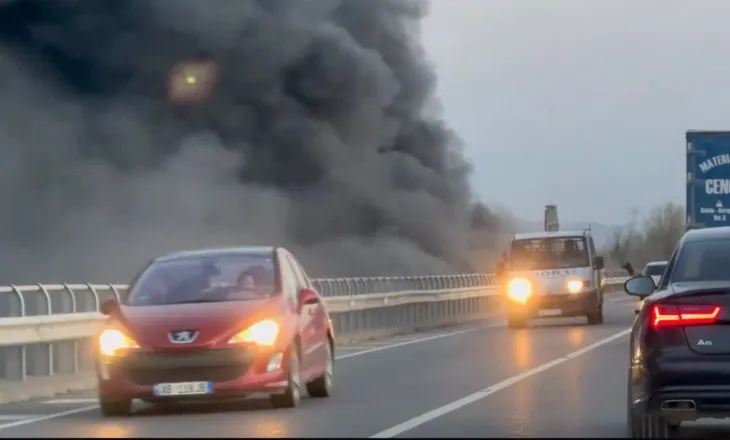 VIDEO/ Digjen mbetjet në Milot, autostrada mbushet me tym të zi