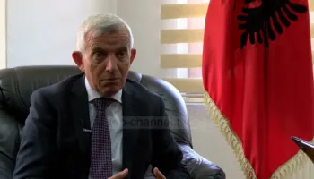 VIDEO / Diplomati Qemal Minxhozi: Ja si mund të realizohet bashkimi Shqipëri – Kosovë