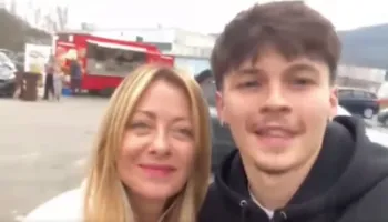 Video/ “Do të votoj kundër referendumit tuaj”, i riu i kërkon ‘selfie’ Melonit, kryeministrja italiane i përgjigjet 18-vjeçarit: Kështu funksionon…