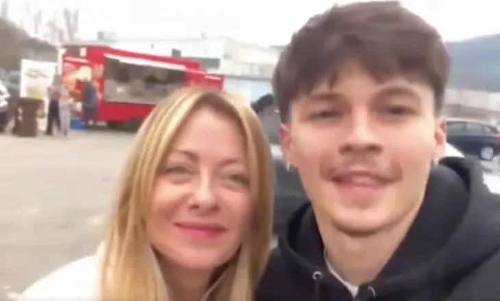 Video/ “Do të votoj kundër referendumit tuaj”, i riu i kërkon ‘selfie’ Melonit, kryeministrja italiane i përgjigjet 18-vjeçarit: Kështu funksionon…