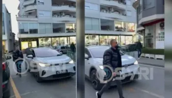 VIDEO/ Dorëzim me regji i drejtorit të burgut të Rrogozhinës, pasi iu zbulua shtëpia e barit