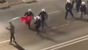 Video e Berishës për protestuesin me flamur