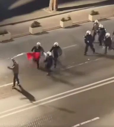 Video e Berishës për protestuesin me flamur