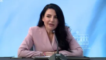 VIDEO / E emocionuar dhe e përlotur, Balluku i jep porosinë e fundit stafit: Mbani mend diçka…