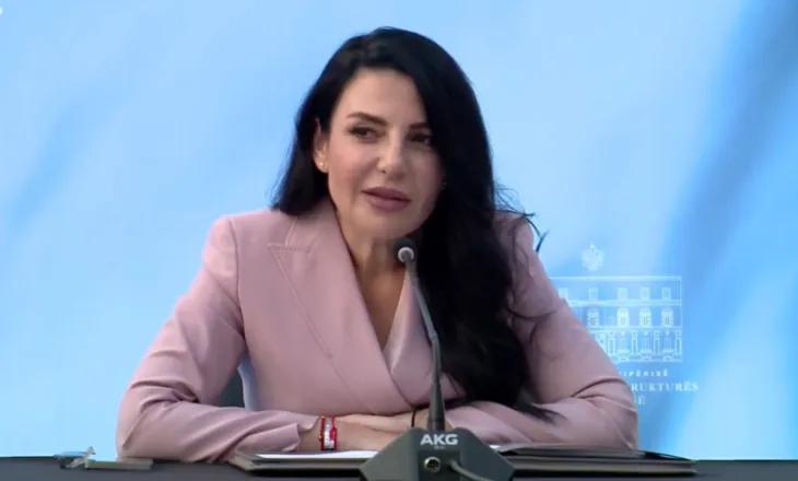 VIDEO / E emocionuar dhe e përlotur, Balluku i jep porosinë e fundit stafit: Mbani mend diçka…