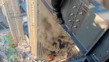 Video e frikshme/ Punëtorët kinezë në skela në Tel Aviv shohin ndërtesën poshtë tyre të goditur nga një raketë