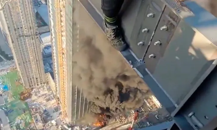 Video e frikshme/ Punëtorët kinezë në skela në Tel Aviv shohin ndërtesën poshtë tyre të goditur nga një raketë