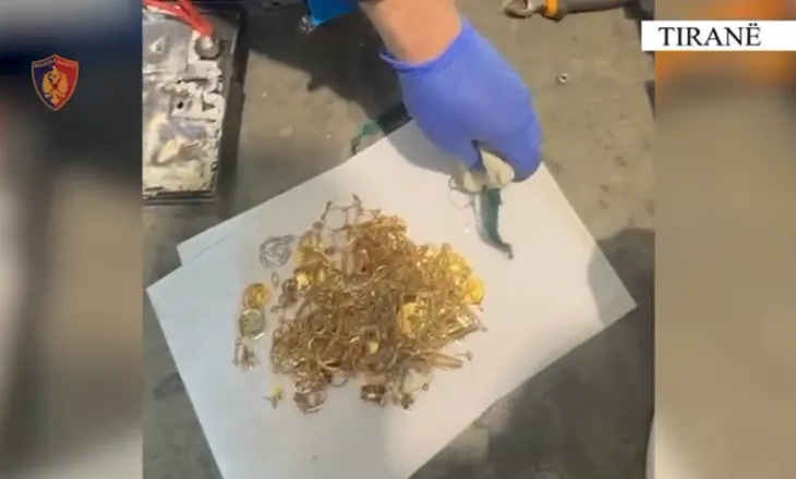 VIDEO/ Flori i fshehur në makinë dhe mallra kontrabandë, arrestohet 26-vjeçari në Kamzë