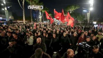 VIDEO/ Imuniteti i Ballukut, të rinjtë e PD në Vlorë thirrje për pjesëmarrje në protestën para Kuvendit