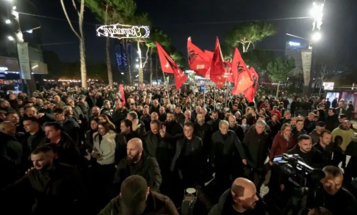 VIDEO/ Imuniteti i Ballukut, të rinjtë e PD në Vlorë thirrje për pjesëmarrje në protestën para Kuvendit