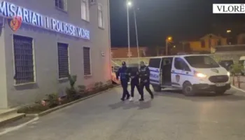 VIDEO/ Iu gjetën në banesë arsenal armësh dhe tritol, prangoset 35-vjeçari në Vlorë