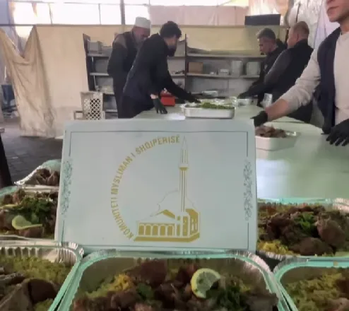 VIDEO/ Komuniteti Mysliman i Shqipërisë shtron iftar për familjet në Gaza