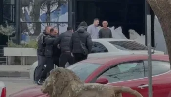 Video/ Konflikti verbal mes të rinjve në Ujin e Ftohtë përfundon me përplasje fizike