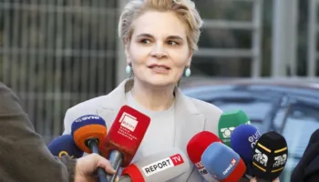 VIDEO / Kryemadhi, batuta me gazetarët para GJKKO: Gjynah që doli Gimbo nga Big Brother