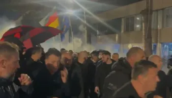 Video-lajm/ Berisha largohet me nxitim pas hedhjes së molotovëve drejt Kryeministrisë, mbrohet me çadra nga truprojat