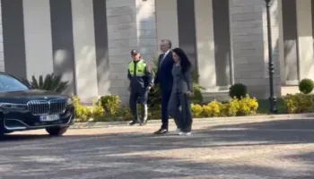 Video-Lajm/ Rama mbledh socialistët në Durrës, Belinda Balluku mbërrin në Asamblenë e PS-së