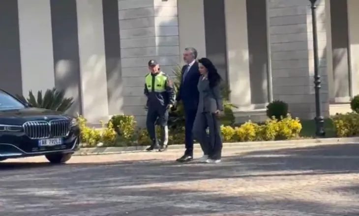 Video-Lajm/ Rama mbledh socialistët në Durrës, Belinda Balluku mbërrin në Asamblenë e PS-së