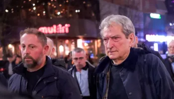 VIDEO: Lëndohet Berisha, i hidhet spary në sy- Makina e tij i vjen në ndihmë