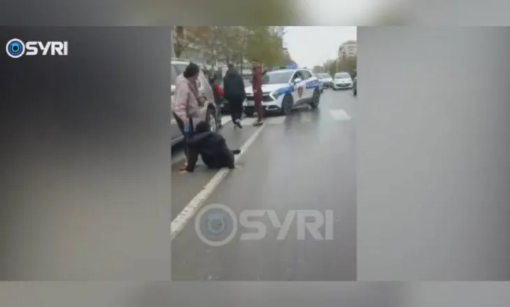 VIDEO/ Makina përplas gruan në Vlorë, autori largohet nga vendi i ngjarjes