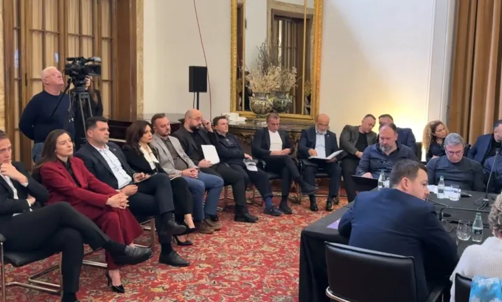 Video/ Mbledhja e Grupit Parlamentar të PS, Spiropali dhe Braçe ulen në fund të sallës. Çfarë nuk u pa nga takimi me dyer të mbyllura