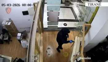 VIDEO/ Me armë në dorë terrorizoi dy punonjëset dhe u grabiti paratë, dalin pamjet nga vjedhja e pikës valutore në qendrën tregtare në Tiranë