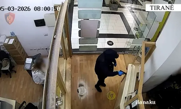 VIDEO/ Me armë në dorë terrorizoi dy punonjëset dhe u grabiti paratë, dalin pamjet nga vjedhja e pikës valutore në qendrën tregtare në Tiranë