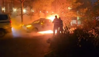 Video/ Momente nga përplasjet mes protestuesve dhe policisë, digjet një automjet  