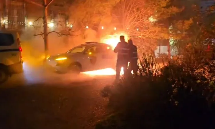 Video/ Momente nga përplasjet mes protestuesve dhe policisë, digjet një automjet  